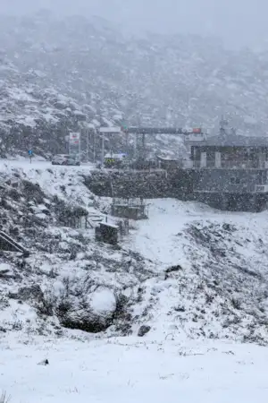 Neve pinta de branco muitas regiões do país